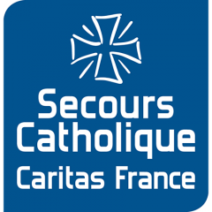 Fondé en 1946, le Secours Catholique-Caritas France est un service de l’Église catholique, membre de la confédération Caritas Internationalis. Il fédère un réseau de 67 400 bénévoles pour « apporter, partout où le besoin s’en fera sentir, à l’exclusion de tout particularisme national ou confessionnel, tout secours et toute aide, directe ou indirecte, morale ou matérielle, quelles que soient les opinions philosophiques ou religieuses des bénéficiaires. »